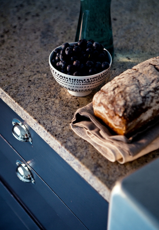 sankteriksgatan kunsholmen stockholm bread olives water stone bench kitchen grey fantasticfrank