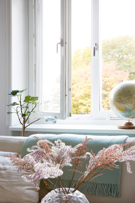 Mariagatan Sundbyberg livingroom flower jordglob globe window sofa Fantastic Frank