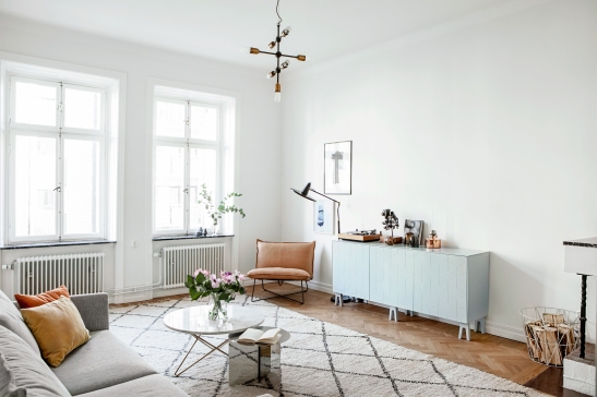 Roslagsgatan Stockholm livingroom superfront blue white leather Fantastic Frank