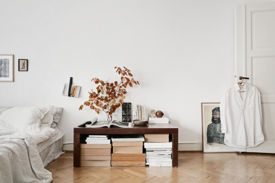 Samaritgränd Stockholm bedroom table books tärningar art shirt door autumn linnen Fantastic Frank