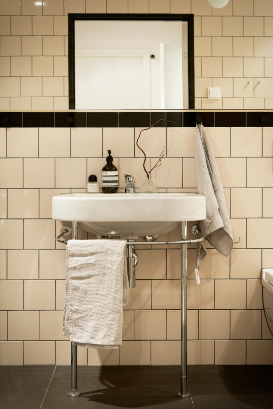 Sjöfartsgatan Stockholm bathroom beige black Fantastic Frank