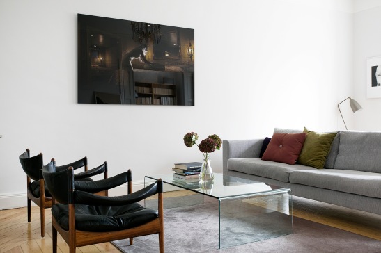 Skånegatan Stockholm livingroom hay sofa skinn fåtölj grey black rust art Fantastic Frank