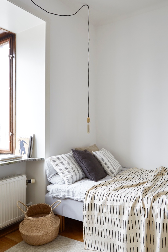 Högalidsgatan bedroom stripes grey beige kord fönster fantastic frank