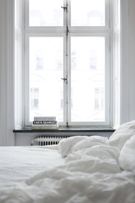therese_winberg_photography_stylist_emma_wallmen bedroom white window view books fantastic frank