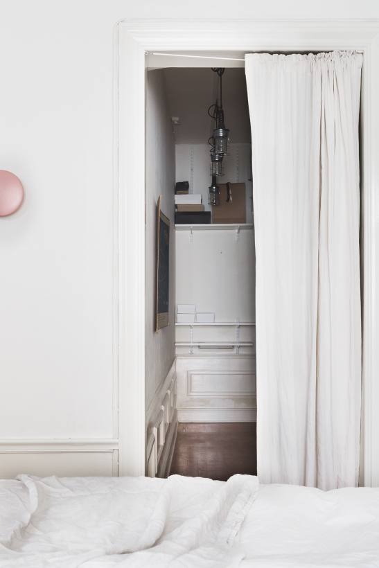 kapellgränd fantastic frank bedroom pink white linnen therese_winberg_photography_stylist_josefin_haag