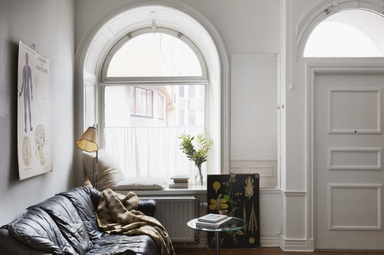 kapellgränd fantastic frank leather sofa rounded windows exit flowers poster therese_winberg_photography_stylist_josefin_haag
